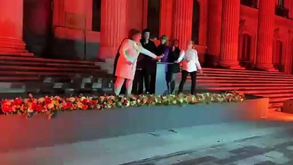 Pintan Palacio de Gobierno de NL de naranja contra violencia a mujeres