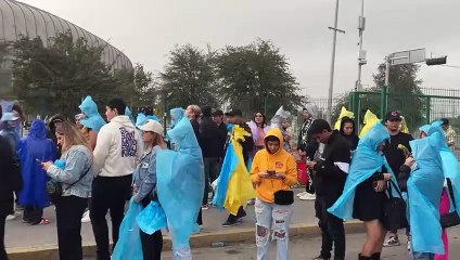 VIDEO: Ni la lluvia detiene a los fans de Bad Bunny