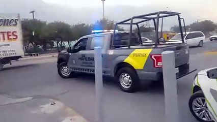 Hombre vuelca y cae camioneta al canal; grúa batalla para sacarla