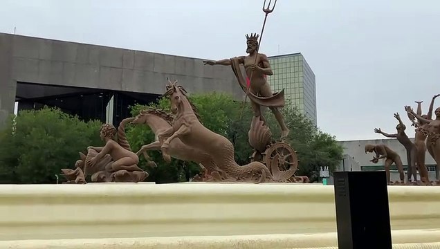 Retiran vallas de fuente de Neptuno