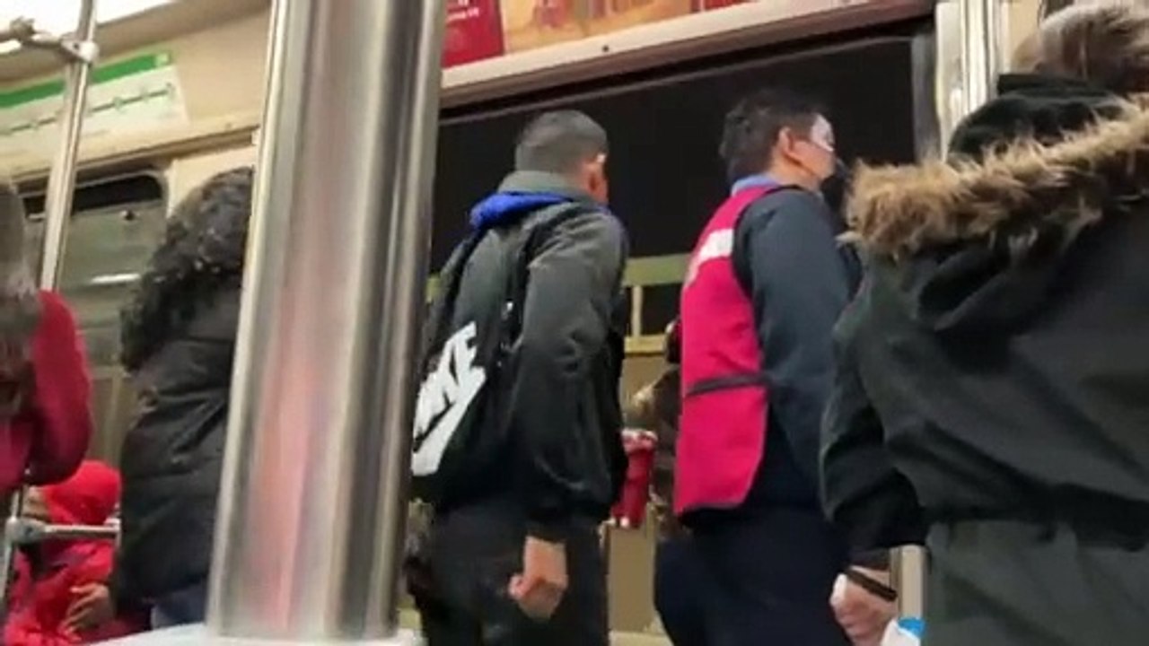 Cuidan guardias  a medias el vagón rosa, persiste invasión y caos