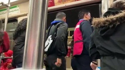 Cuidan guardias  a medias el vagón rosa, persiste invasión y caos