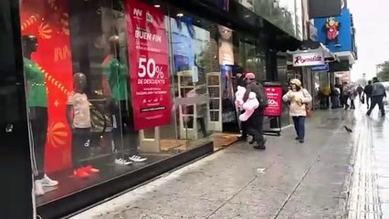 Ni frío ni lluvia detiene al Buen Fin en Monterrey