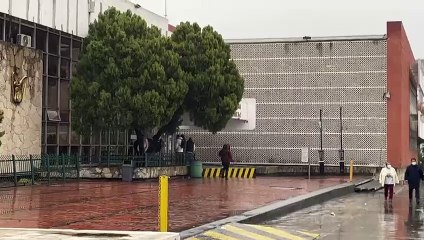 Tienen una fría espera afuera de hospitales