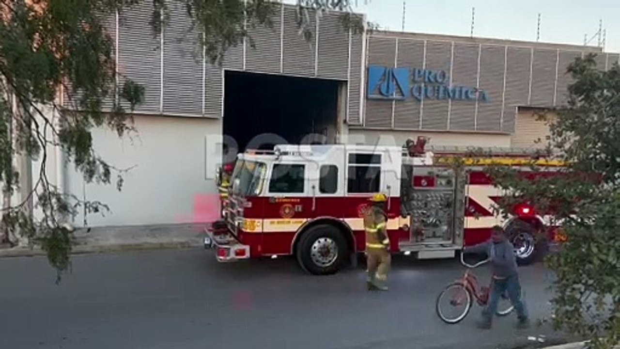 Moviliza a bomberos incendio en bodega de químicos