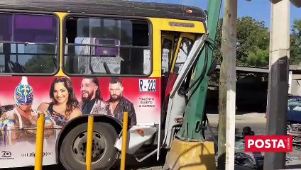 Otra de Urbanos, camión se pasa semáforo y choca en Monterrey