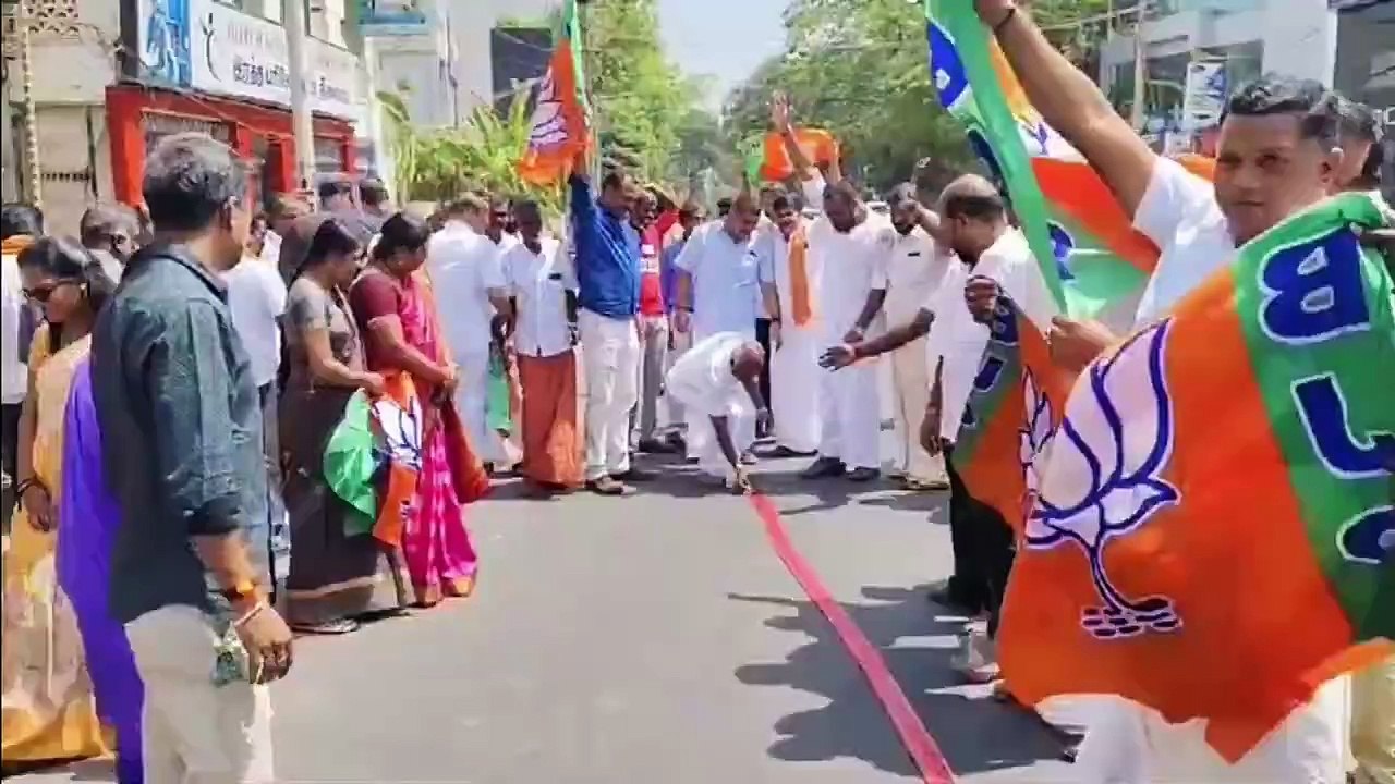 VIDEO: दिल्ली में भाजपा की ऐतिहासिक वापसी से तमिलनाडु में जश्न, कार्याकर्ताओं ने पटाखे फोडे