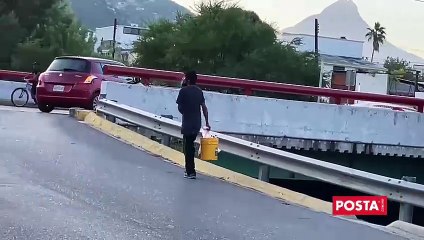 Ciudadanos arrojan llantas y basura al Arroyo Seco en Monterrey