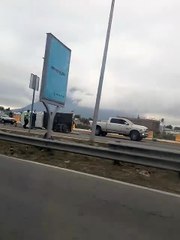 VIDEO: Vuelca camioneta en la avenida Constitución
