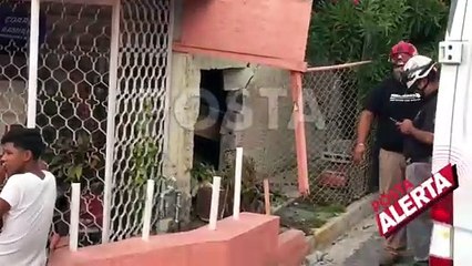 Pierde control y choca contra casa de la Independencia