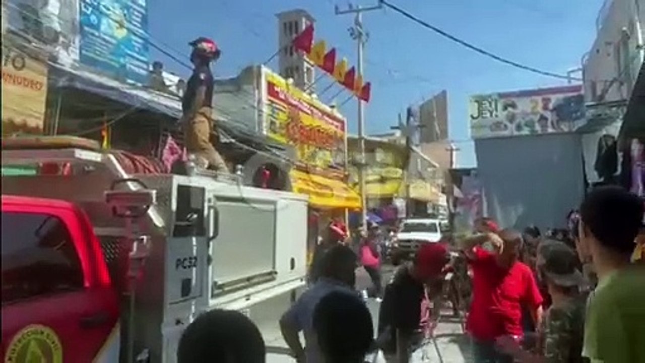Moviliza a bomberos incendio de local en el centro de Monterrey