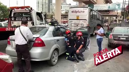Choca autobús contra automóvil de haitianas en Monterrey