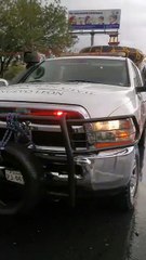 VIDEO: Pegan lluvias al área metropolitana; reportan 2 atrapados en carro