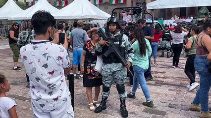 VIDEO: Buscan regios “selfie” con policías y militares