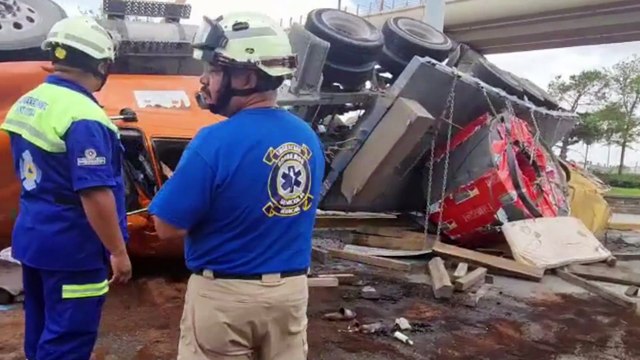 Vuelca camión con rollos de acero en San Nicolás; muere una persona