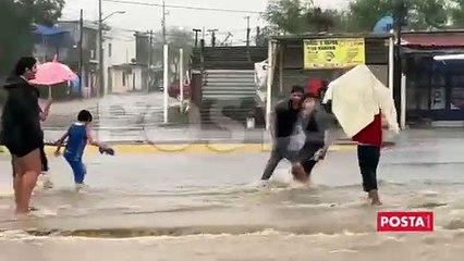 Menores arriesgan su vida por disfrutar la lluvia en Monterrey