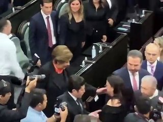 ¡Se olvida todo! Se saludan Samuel y Adrián de la Garza en Congreso de NL