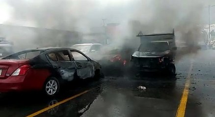 Se incendian 5 vehículos en estacionamiento de Plaza Cumbres