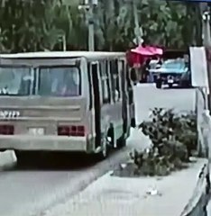 ¡No es trajinera! Microbús cae a canal en Xocimilco