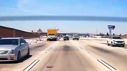 ¡De película! Avioneta se estrella en autopista de California