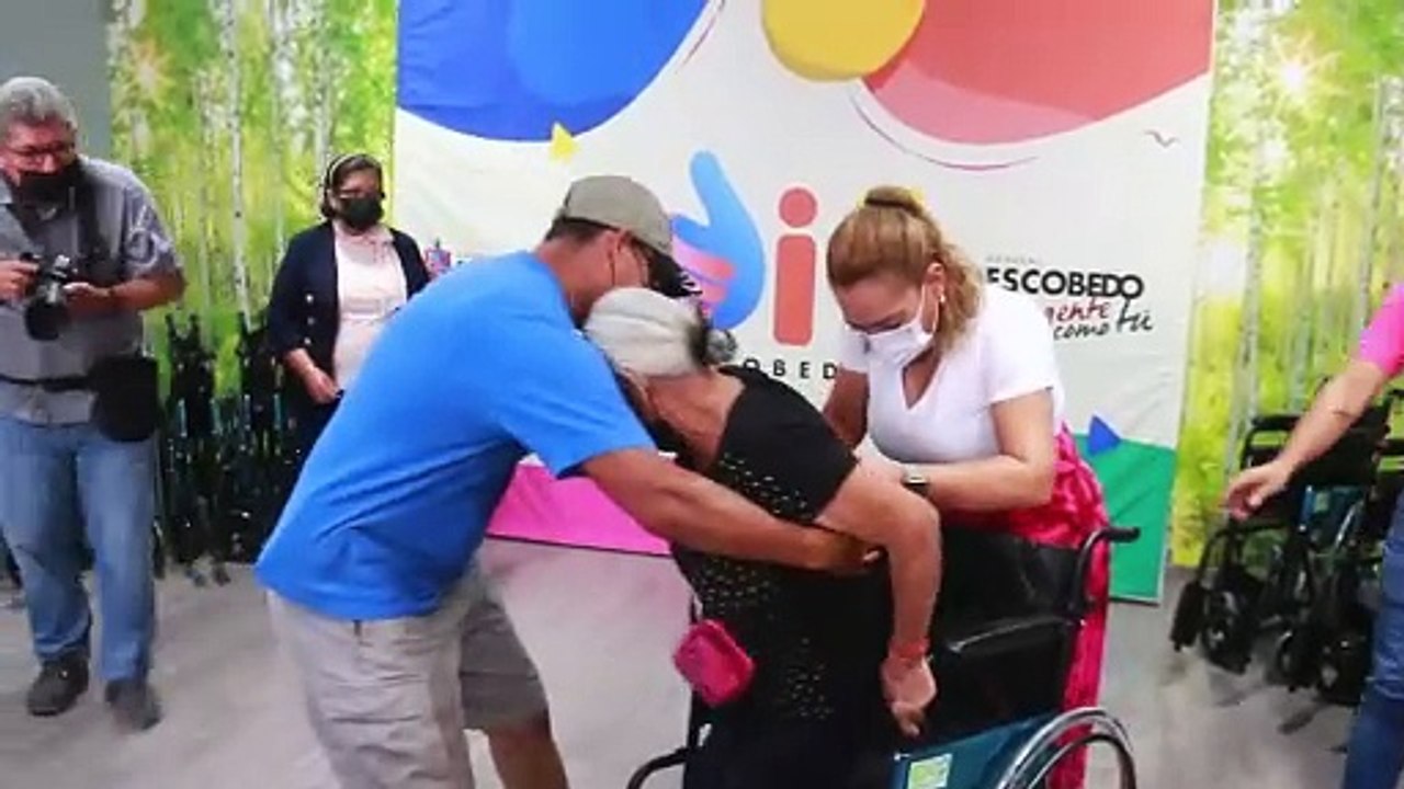Gobierno de Escobedo entrega sillas de ruedas a ciudadanos