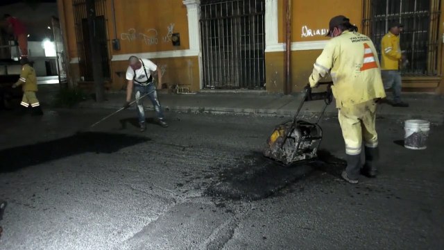 Monterrey realiza obras de bacheo en distintas avenidas de Monterrey