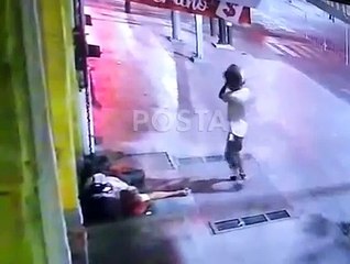 Captan agresión de presunto asesino serial a indigente en Monterrey