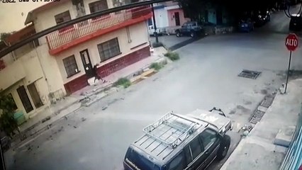 Policías de Monterrey detienen a ladrón de alcantarilla