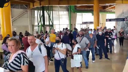 Entrega de tarjeta MIA provoca largas filas en el metro