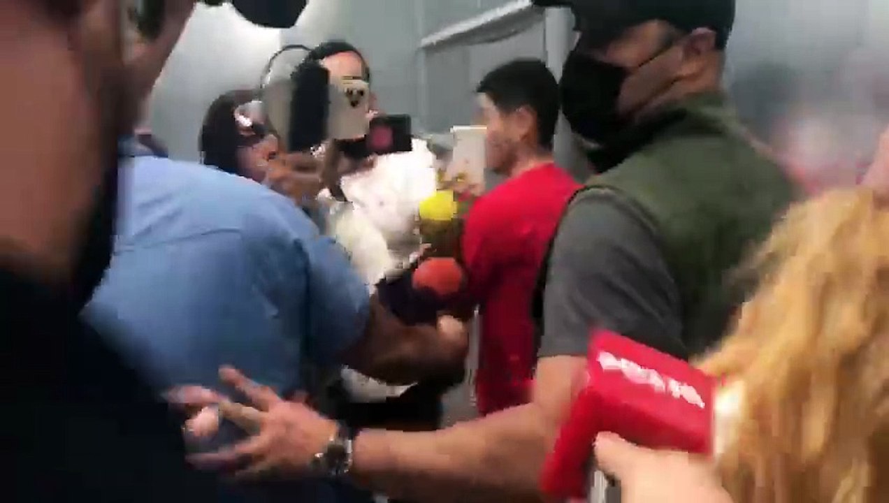 Ni una sola palabra… Paulina Rubio se niega a hablar en llegada a Monterrey