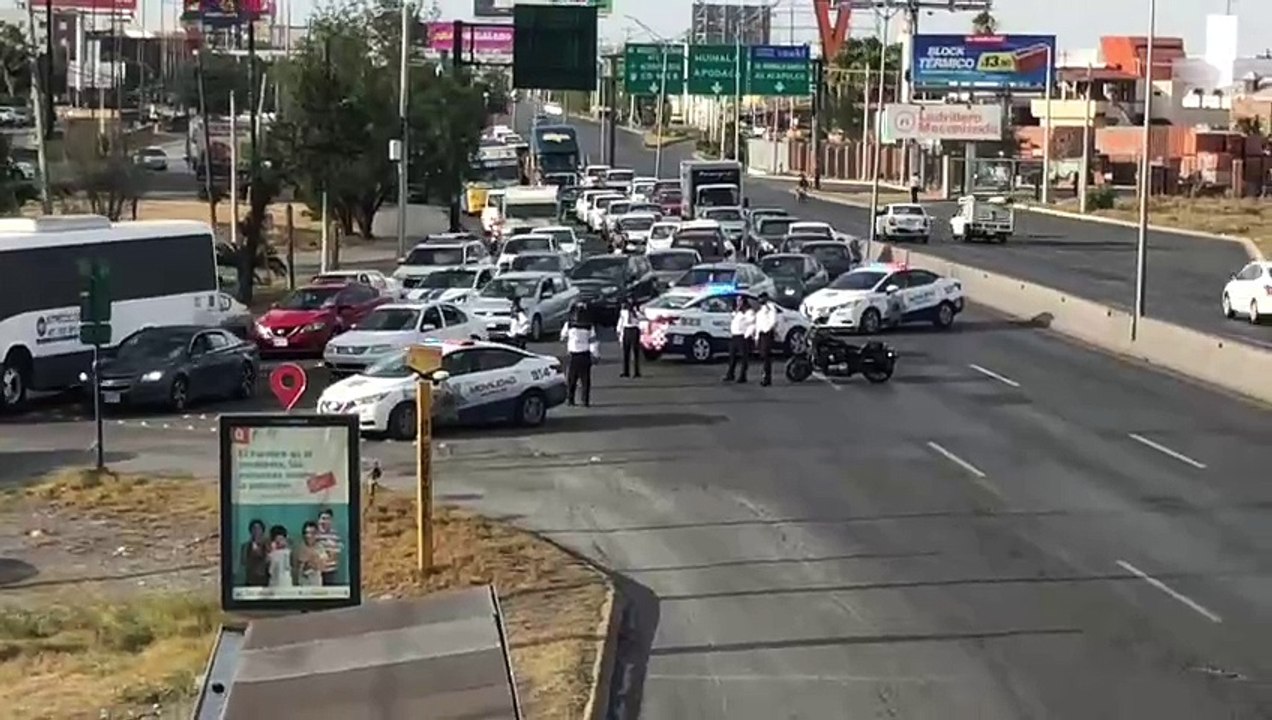 Bloquean avenida Miguel Alemán en protesta por falta de agua