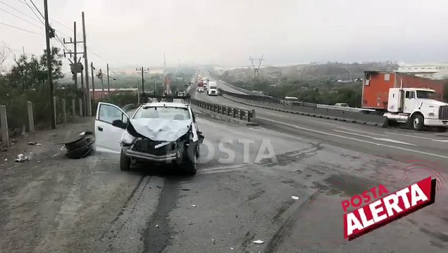 Tráiler sin frenos impacta muros y colapsa vialidad en Libramiento Noroeste