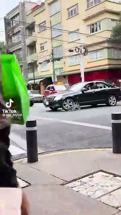Conductor ebrio maneja auto pese a tener araña inmovilizadora
