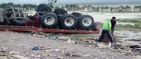 Trailer con azulejos se vuelca en Galeana; se registran actos de rapiña