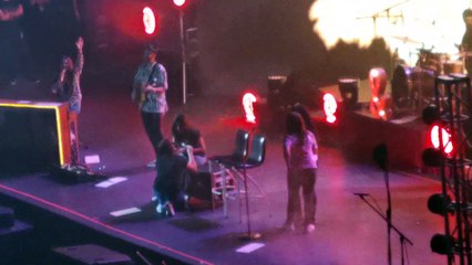 Se comprometen dos chicas durante concierto de Jesse & Joy en Monterrey