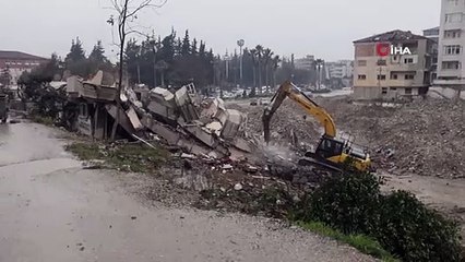 İş makinesi enkazın altında kalıyordu! O anlar kamerada