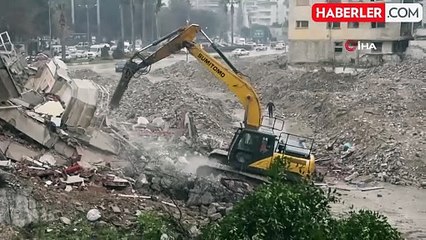 5 Katlı Binanın Yıkımında İş Makinesi Anbean Kurtuldu