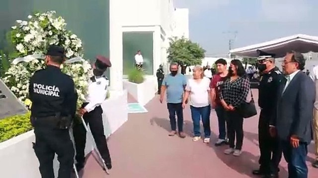 Rinde Andrés Mijes homenaje a policías caídos de Escobedo