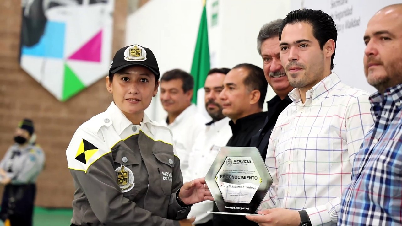 Reconoce David de la Peña a policías en Santiago, Nuevo León