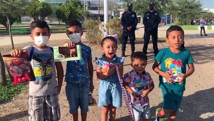 Festejan policías de Guadalupe a niños de Cañada Blanca