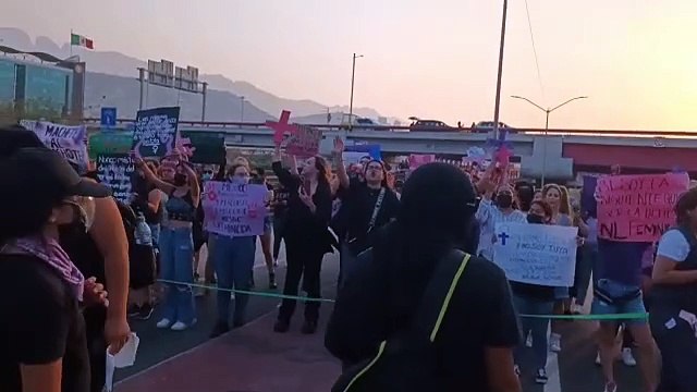 Bloquean Constitución y reparten fichas de desaparecidas