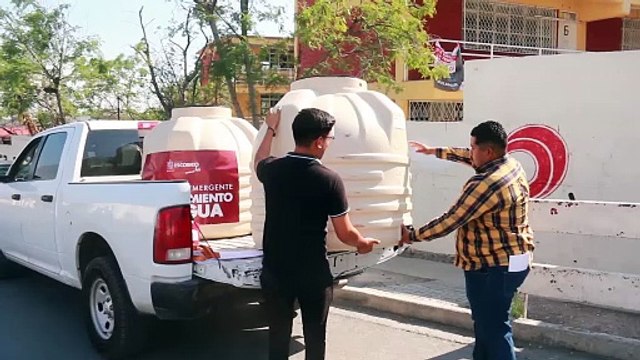 Andrés Mijes entrega tinacos a Escuelas de Escobedo