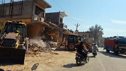 सडक़ चौड़ाईकरण के लिए हटाया अतिक्रमण, मचा हडक़ंप.... देखें वीडियो