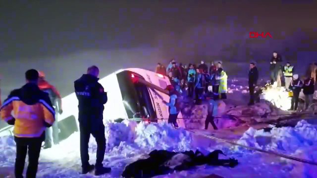 Diyarbakır-Bingöl karayolunda yolcu otobüsü devrildi: Çok sayıda yaralı var!