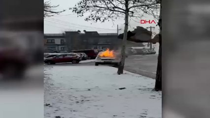 Otomobildeki yangını, iş makinesiyle toprak dökerek söndürdü