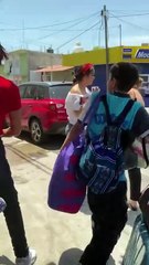 VIDEO: ¡Aguas con el agua! Mujer corre a turistas de banqueta de su casa