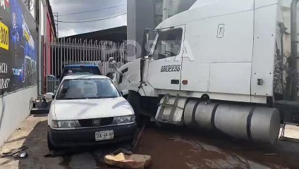 Dormita trailero y choca contra 3 vehículos estacionados en avenida Nogalar