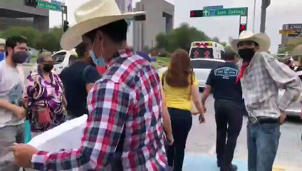 Jóvenes regios bailan en calles para acudir a competencia en Jalisco
