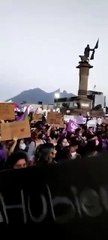 VIDEO: Interrumpen mujeres su marcha para ayudar a niños perdidos