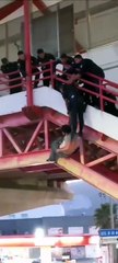 Intenta policía salvar a sujeto; se tira de estación del Metro